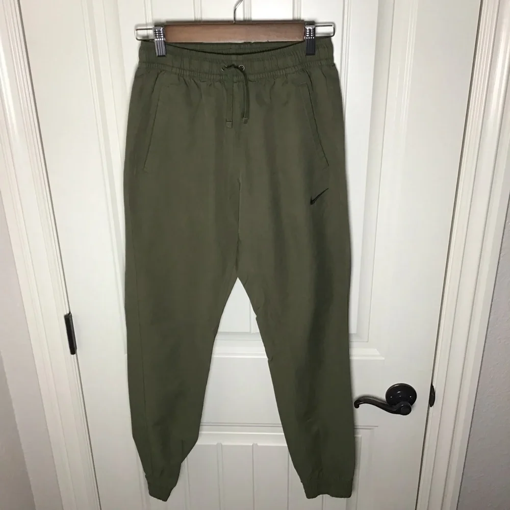 Nike Slim Fit Jogger in Olive Green Size Small.
